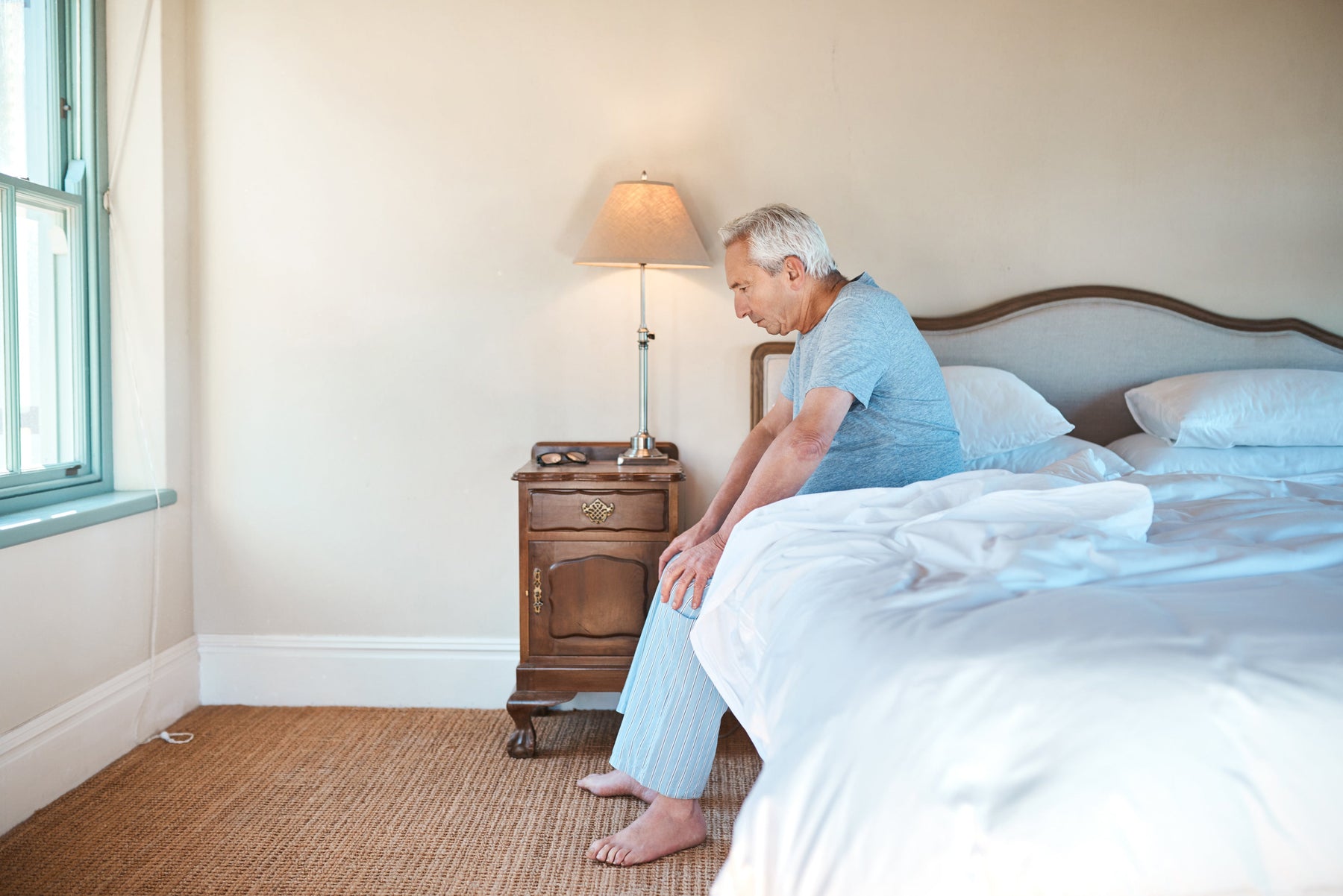 5 Sleep Problems Seniors Face (And How an Adjustable Bed Fixes Them)