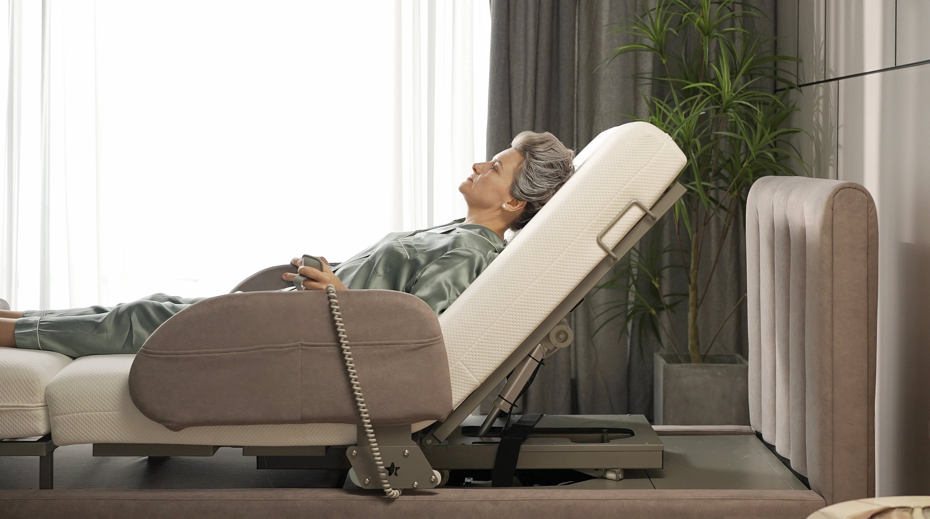 Arlo Rotating Bed with 90° Swivel Exit and Adjustable Head & Foot