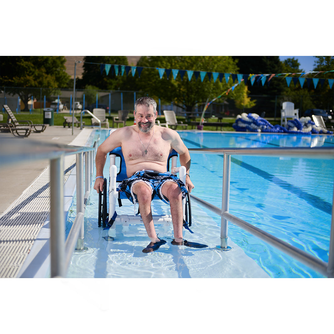 Silla de acceso a la piscina Aqua Creek con asiento de malla