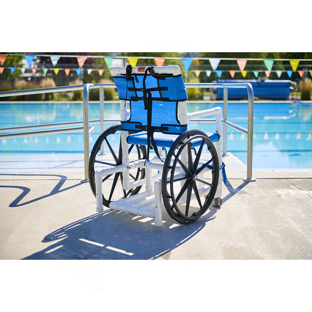 Silla de acceso a la piscina Aqua Creek con asiento de malla