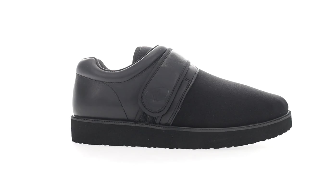 Load video: Propet Footwear Pedwalker 3 Men's Recovery Slipper Diabetic and Orthotic Friendly