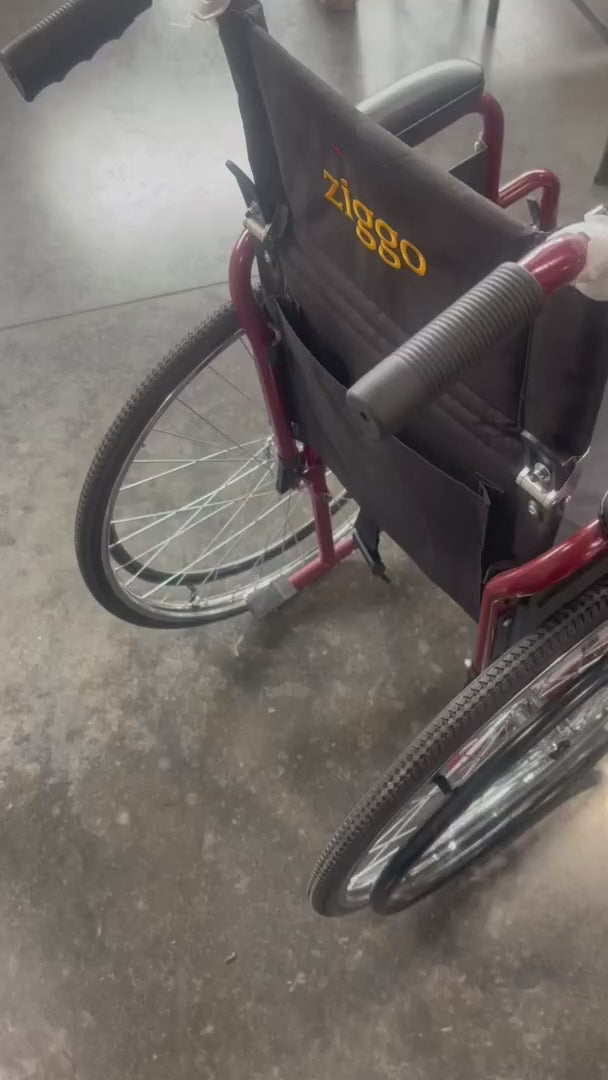 Load video: Circle Specialty Ziggo Lightweight Kids Wheelchair