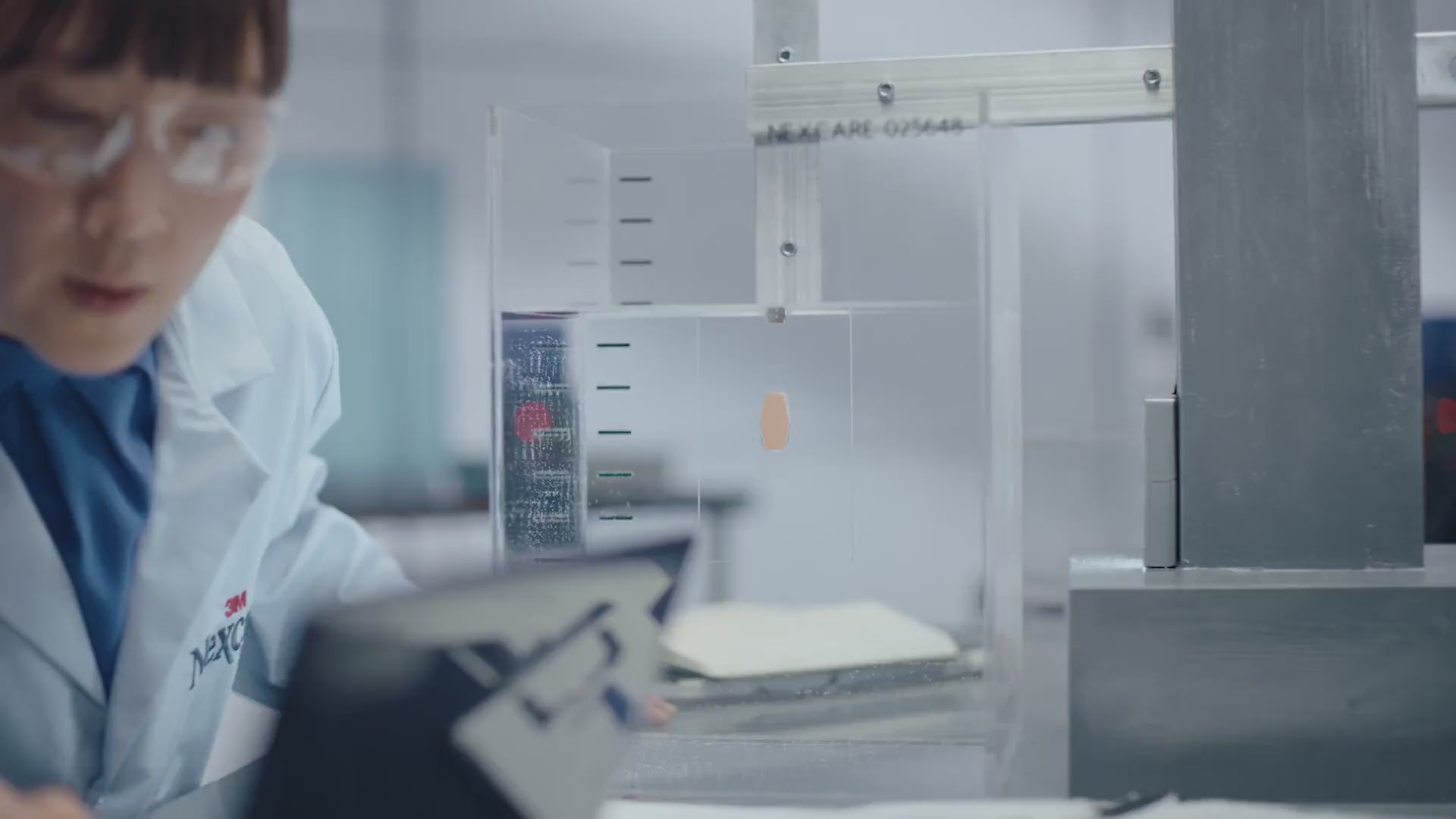 Load video: Nexcare Waterproof Cushioned Foam Bandages Knee &amp; Elbow - 8 Ct