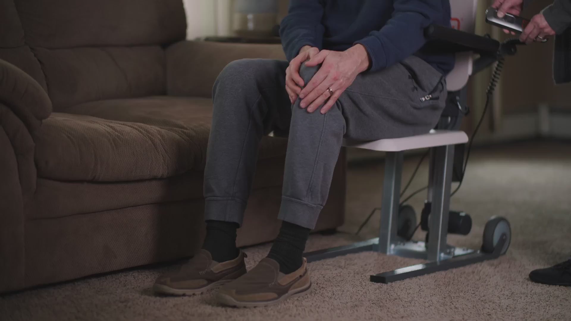 Load video: SuperHandy GoRise FS Electric Floor to Standing Lift Assistant 500Lbs Capacity 28.7" Lift