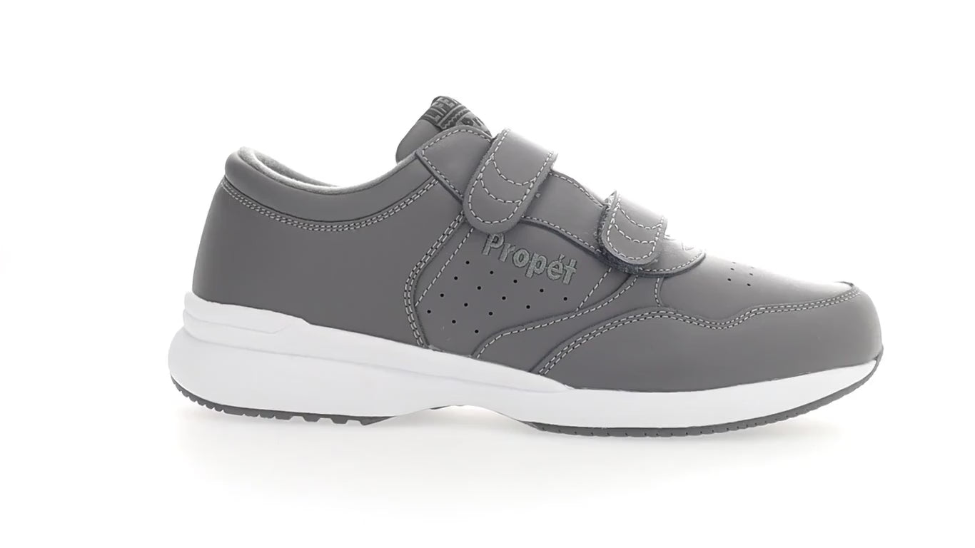 Cargar vídeo: Zapatos para caminar sin cordones con correa LifeWalker de Propet Footwear para hombre, aptos para diabéticos y ortopédicos